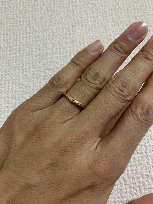 イエローゴールドにゆるやかなV字ライン。