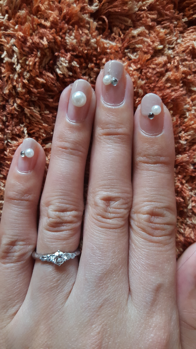 婚約指輪。大小のダイヤがついてます