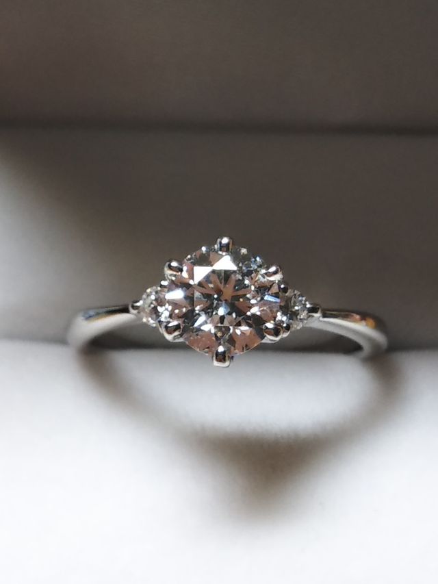 センターダイヤの両サイドに一粒ずつのメレダイヤ