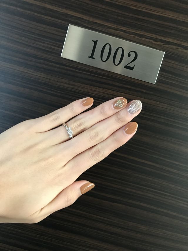 真ん中にダイヤ、両サイドにメレダイヤが入ったデザインです。