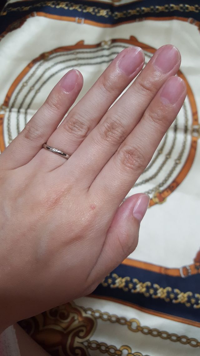 シンプルめなデザインでダイヤが斜めに入っています