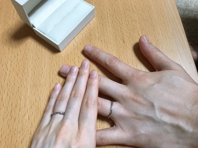 完成して自宅に届いた指輪の着用写真です