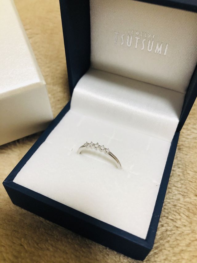 細身のプラチナリングで、小さなダイヤが5つついてます。