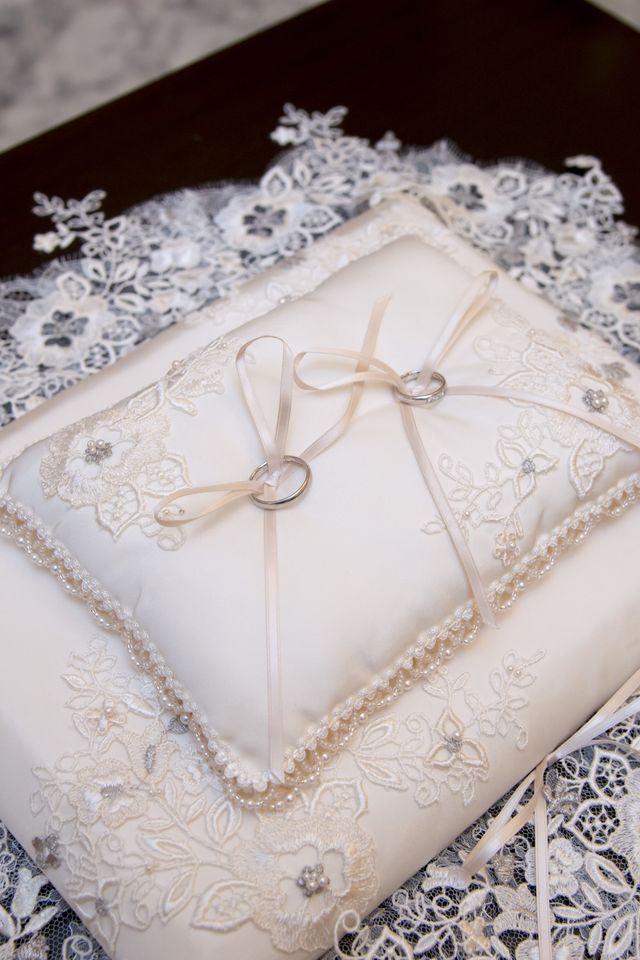 結婚式の際の写真リングピローの上だと雰囲気が変わります。