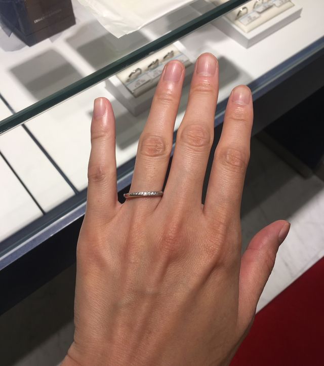華奢なデザインで指もほっそり見えます。