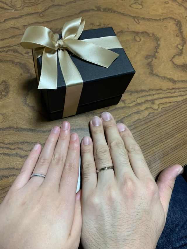 二人ともアプローズの指輪です。左が妻、右が私の手です。