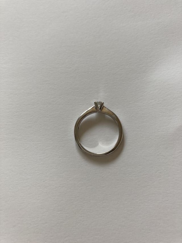 ダイヤモンドの台座が高くなっており高低差が少なくカジュアル！