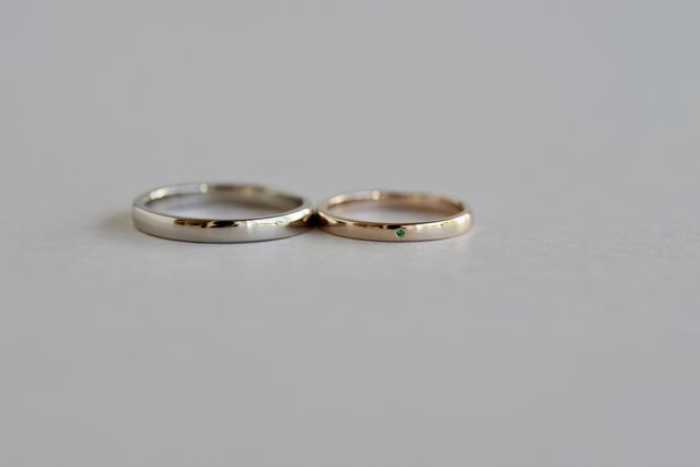 裏側は新婦のみ誕生石を追加しました
