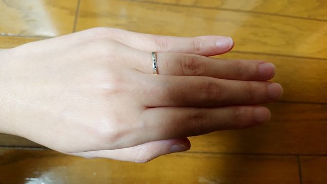 紅ひとすじ。宝石はアメジスト、サファイア、タンザナイト。