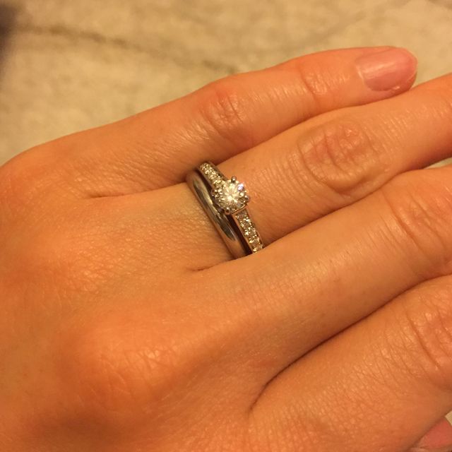 結婚指輪（こちらもカルティエで購入）との重ね付け