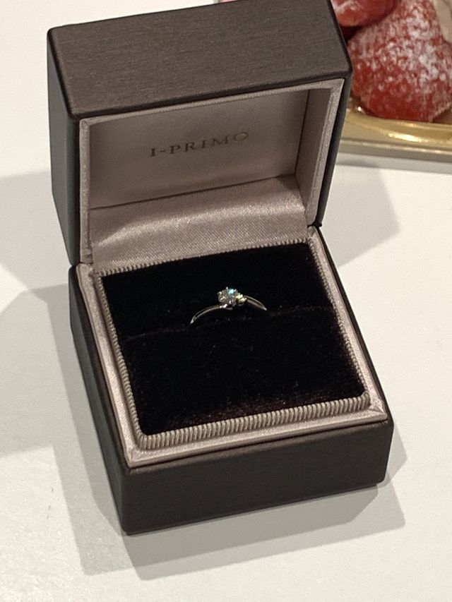 ダイヤがとでも綺麗です！デザインもアシンメトリーで可愛いです