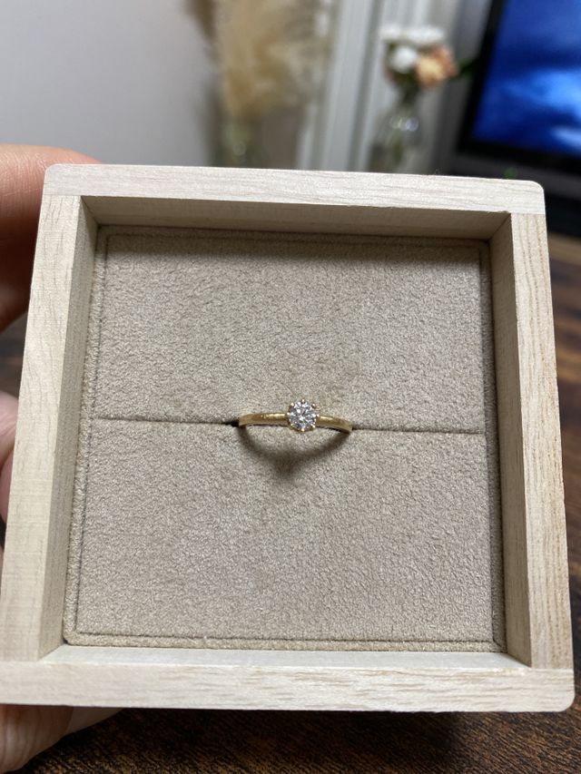 ゴールドの婚約指輪です