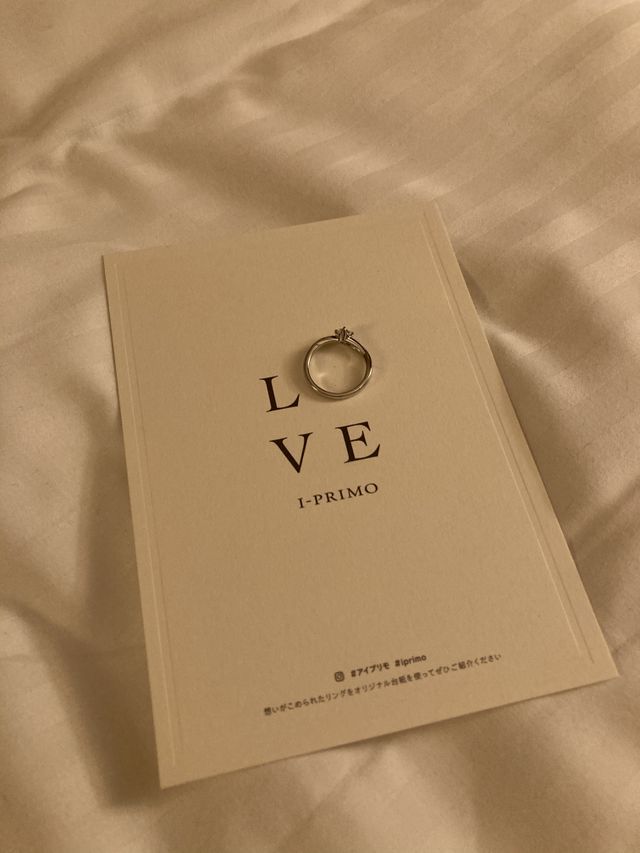 店舗でいただいたカードに指輪をのせた写真です