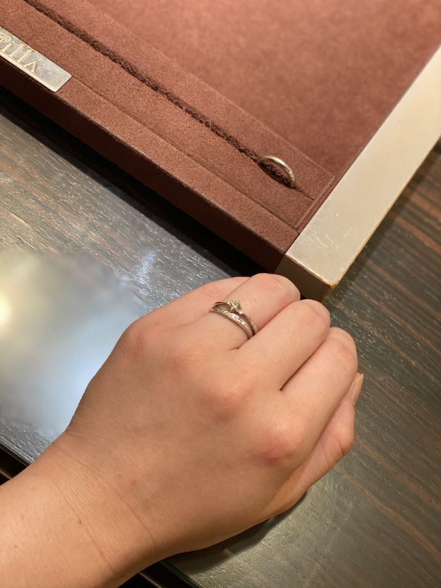 S字のタイプで指を綺麗に見せてくれます。