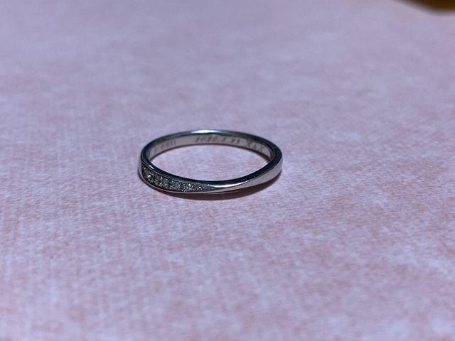 細身で指が華奢に見えるデザインがお気に入りです。