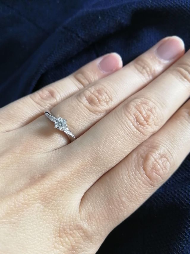 着用時、派手過ぎず華やかな指輪です