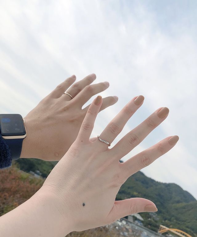 Vの形は、指が綺麗に見えるのでいいです。