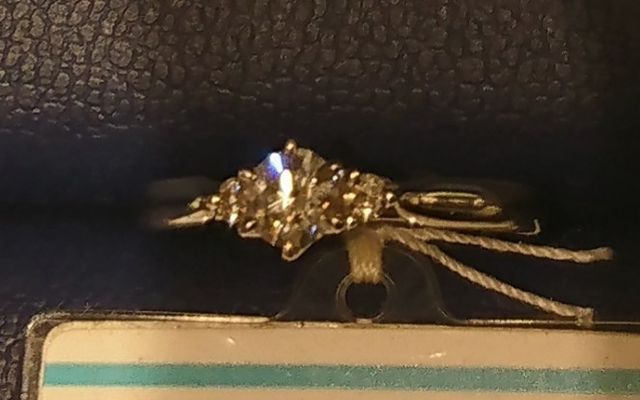 正確にカットされたダイヤは暗くても綺麗に光るそうです。