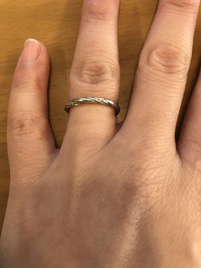 指輪の幅は細めで、付けた感じはすっきり。