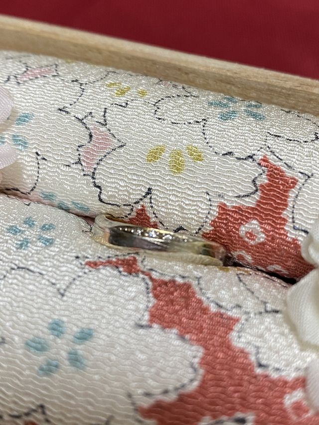 リングは割れ目にダイヤモンドを3粒はめてあります。