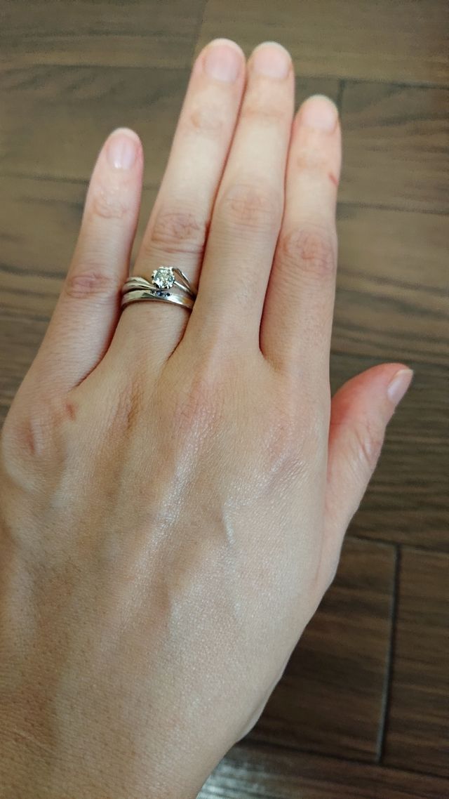 桜一輪と紅ひとすじ（結婚指輪）の重ね付け