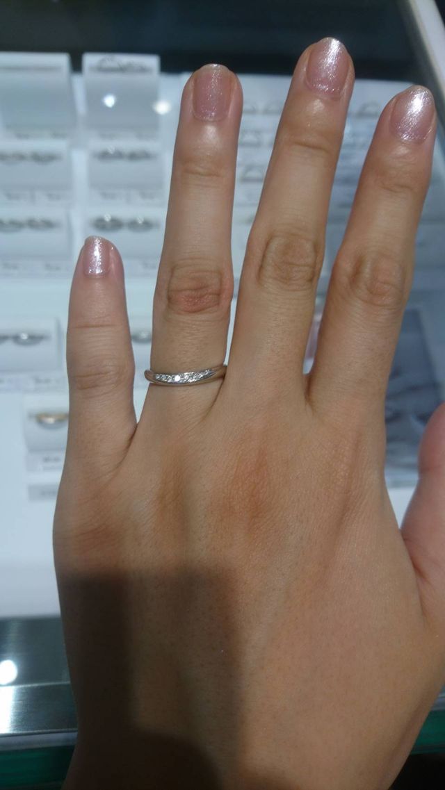 結婚指輪です
石が7石ついていてきれいです