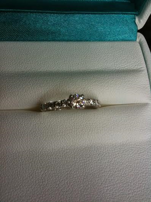 キラキラの婚約指輪