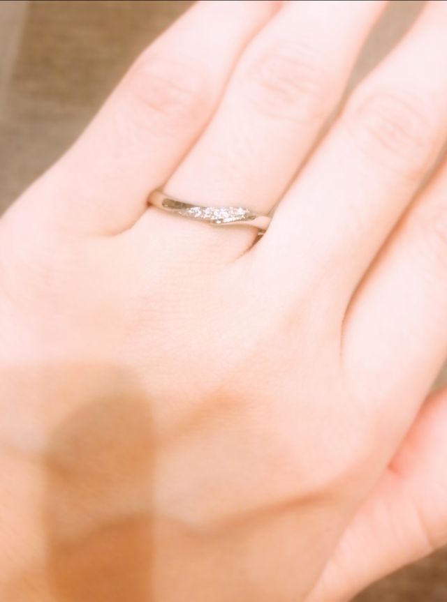 女性らしいデザインで長く使っても飽きのない指輪です。