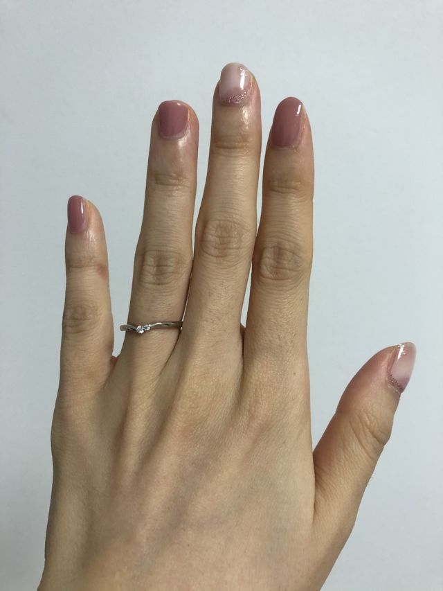 手が華奢な方や指が細めな方に似合うと思います！