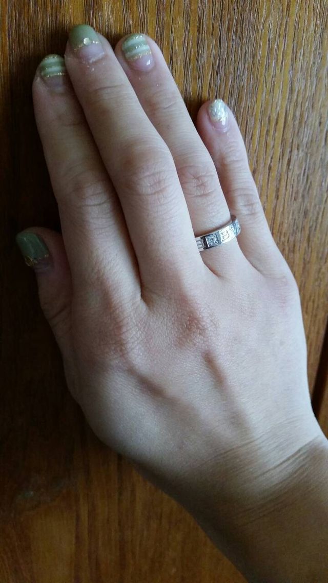 指にはめた写真です