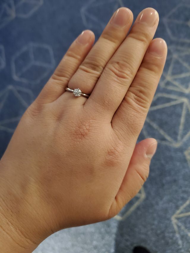 婚約指輪を着けています。