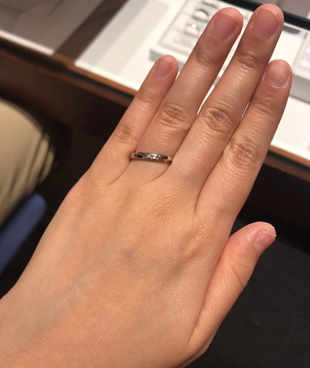 女性：中央に1粒ダイヤが入っています