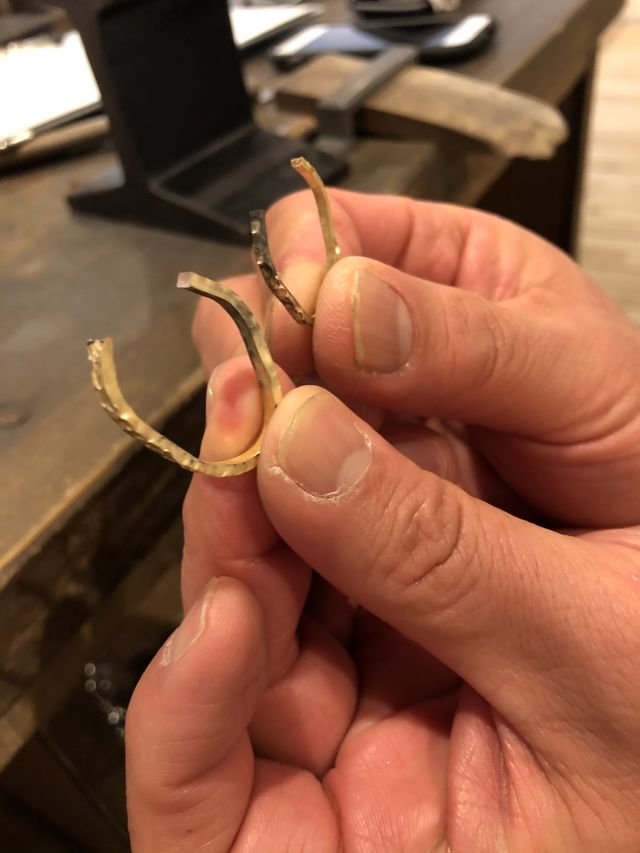 これが素敵な指輪になるとは、この時点では想像できません。