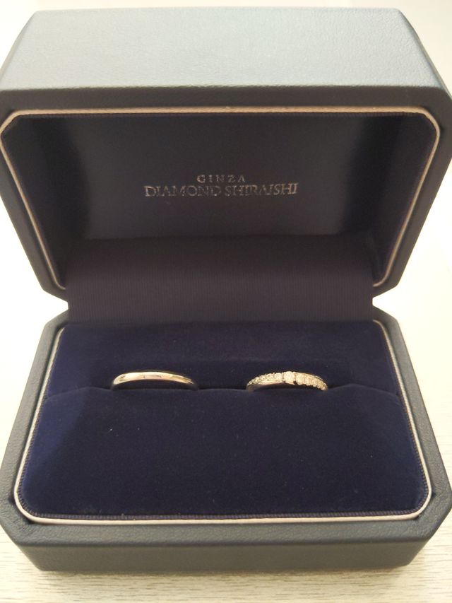 男性のはシンプルに、女性のはダイヤモンドを散りばめたリング。