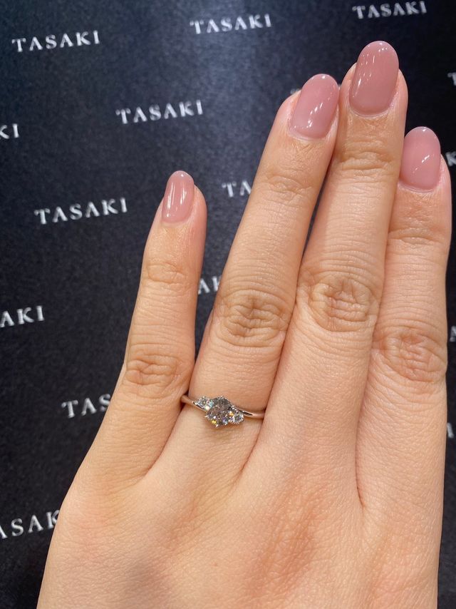 センターのサイドにそれぞれダイヤが1粒ずつ付いています。