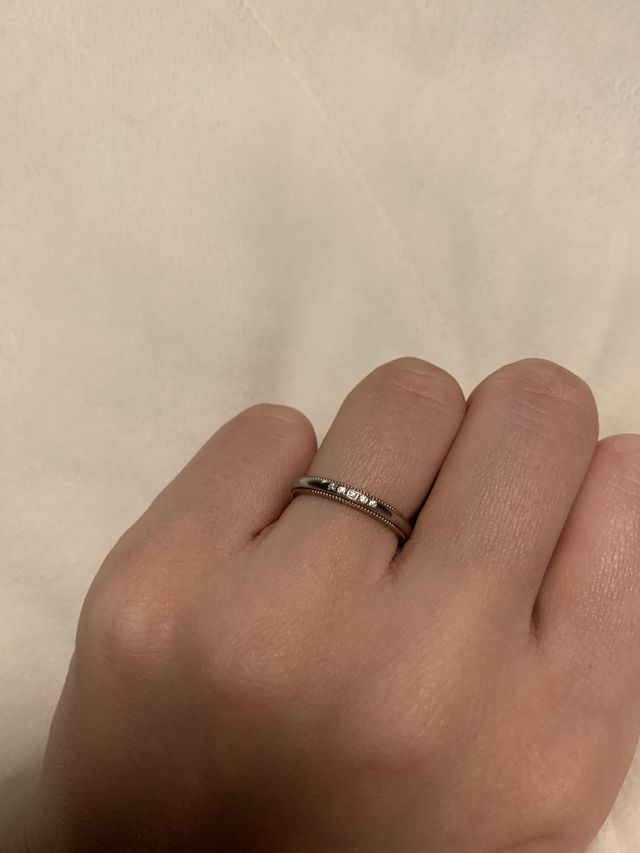 ダイヤが真ん中にが5つ付いてて、ふちはミル打ちになってます。