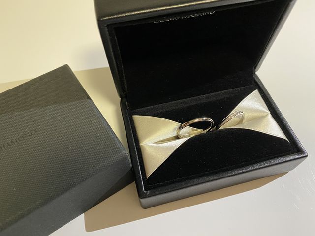 左が男性用、右が女性用で、マリッジリングです。