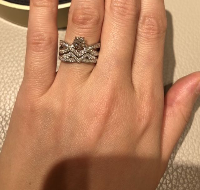 揃いのデザインなので一緒につけるとより素敵になります。