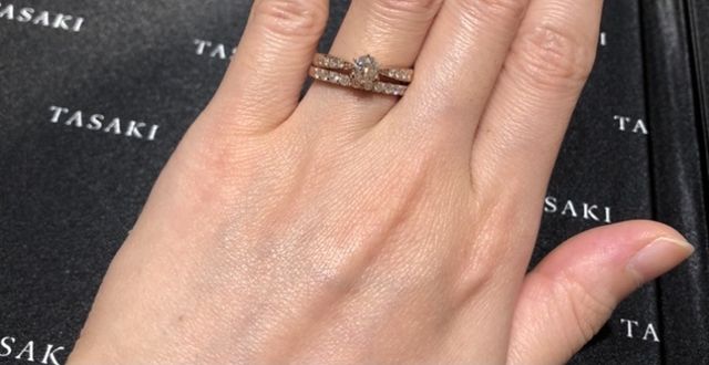 サクラゴールドの優しい色味が肌と良く合います。