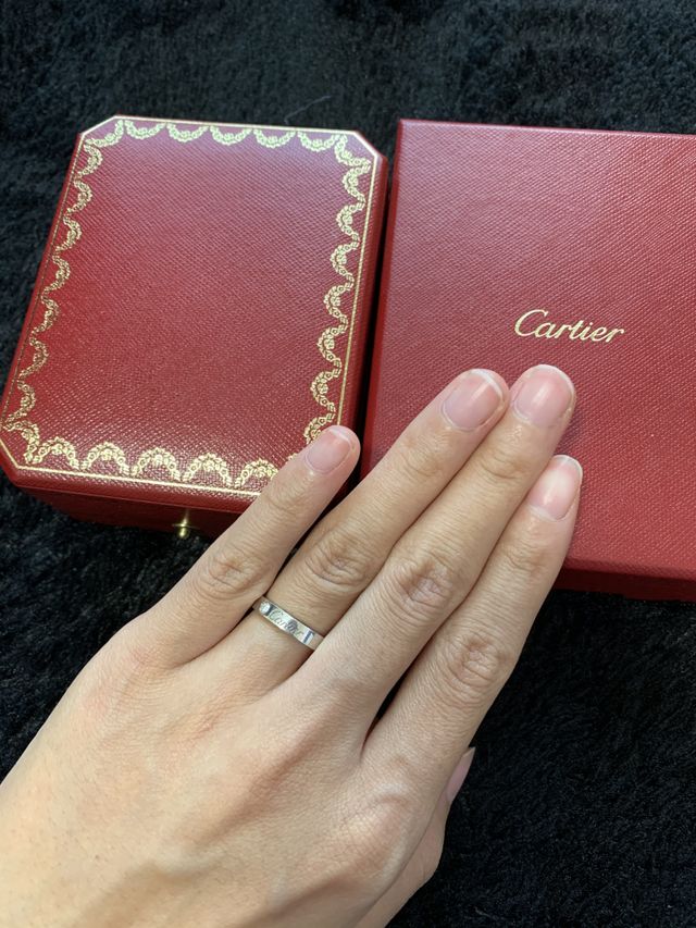 指輪のボックス、箱、着用時です。