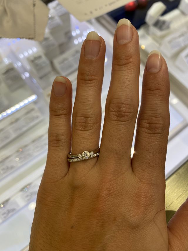 3石のエンゲージとマリッジリングを試着しました。