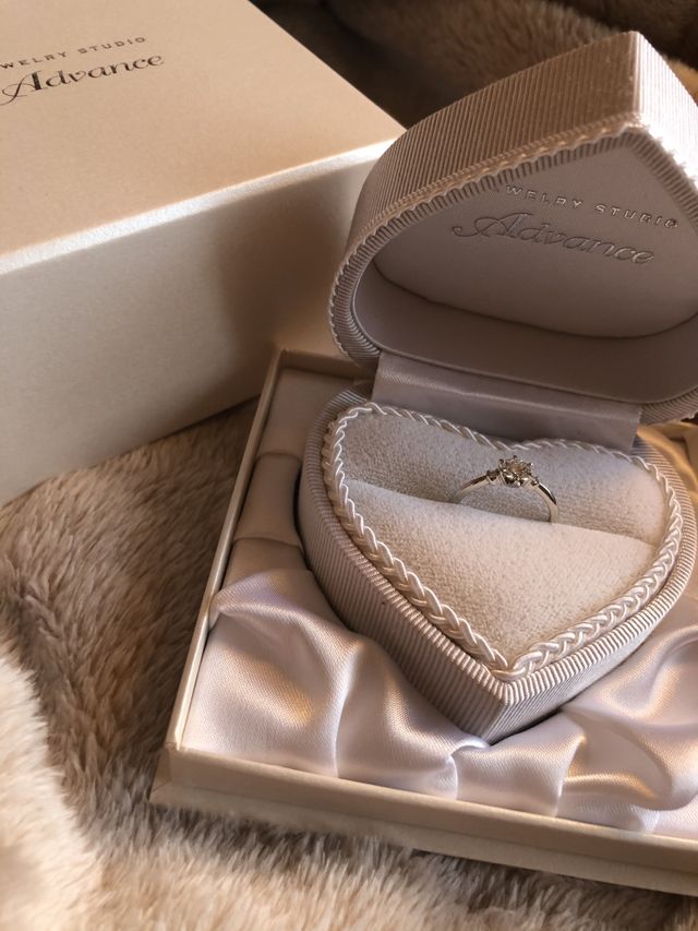 ストレートタイプの婚約指輪、ダイヤが3つついている