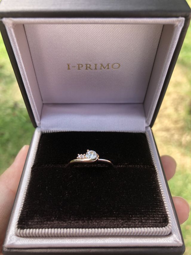 ゴールドとの掛け合わせでサイドにピンクのダイヤがアクセント