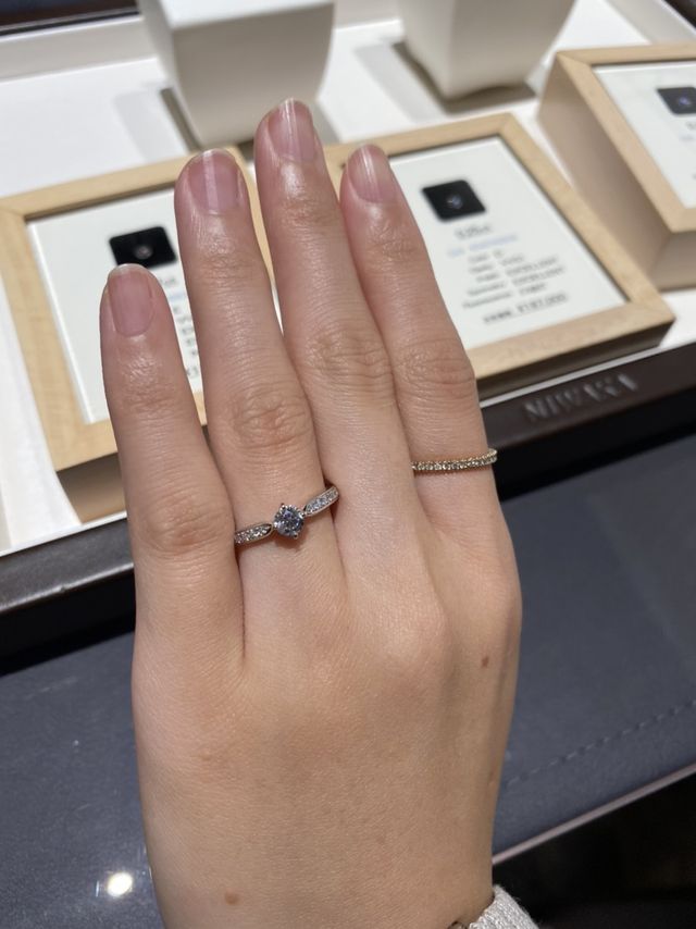 0.3カラットのダイヤが付いたパブェタイプの指輪