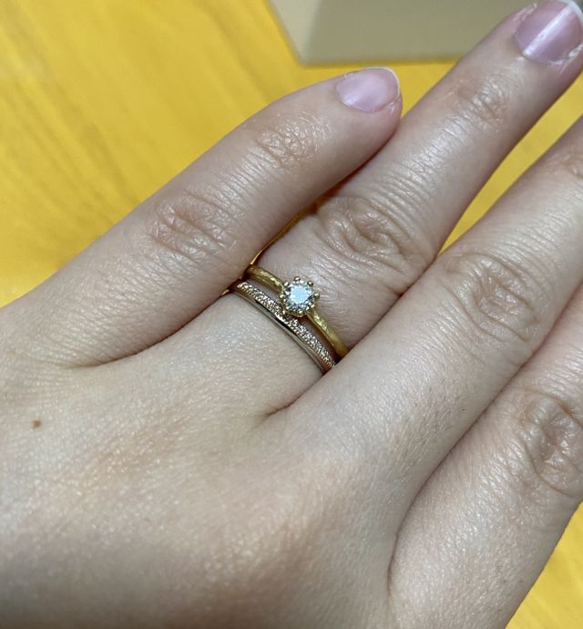 シンプルなデザインなので、結婚指輪と重ねてもすっきりします。
