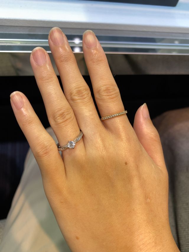 0.3カラットのダイヤにメレとミル打ちが施された指輪