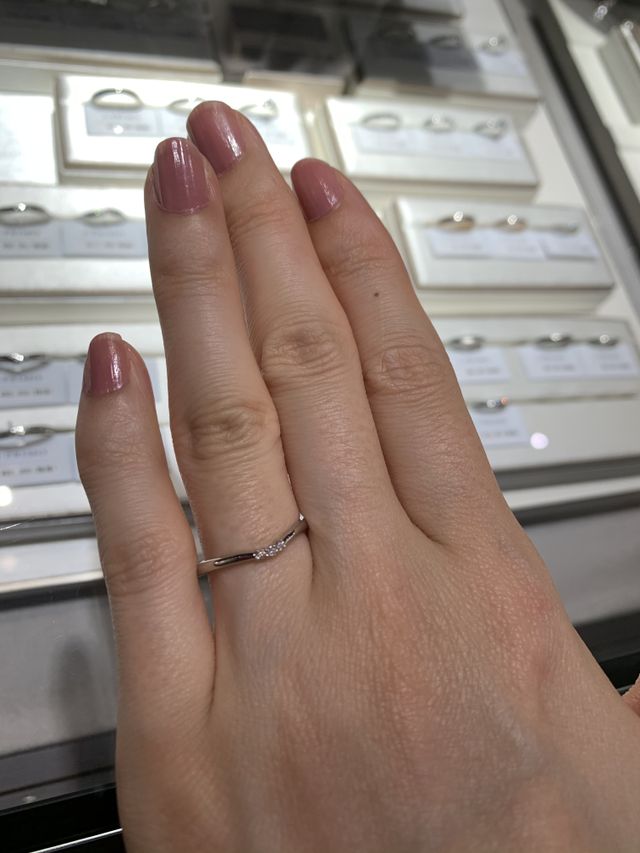 細身のV字型。1番指を長く見せてくれる形