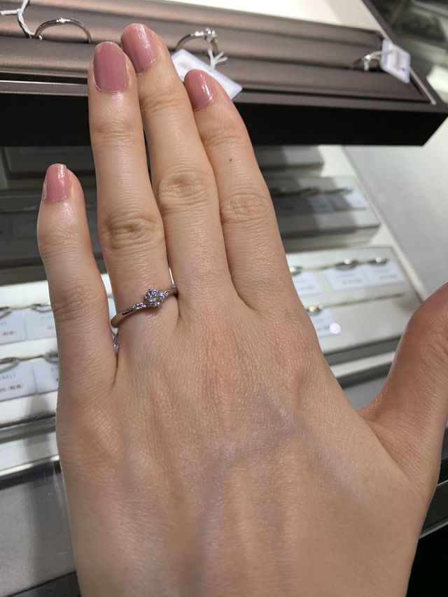 センターダイヤの周りにメレダイヤがあってゴージャスです