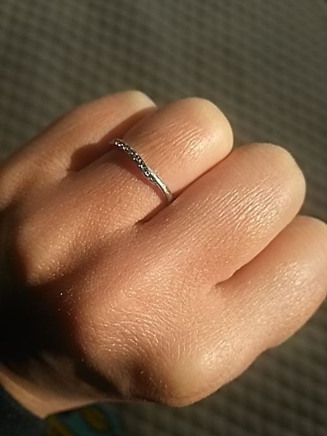 少しVになっており、ダイヤが並んでる細身のリングです。