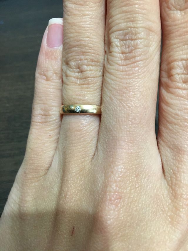 結婚指輪をつけている写真